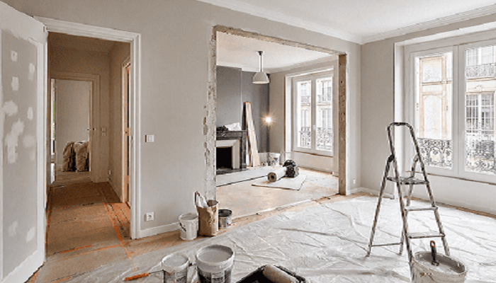 Appartement en cours de rénovation avec travaux de peinture intérieure et préparation des murs
